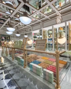 Icónica casa francesa de pastelería, macarons y confitería
